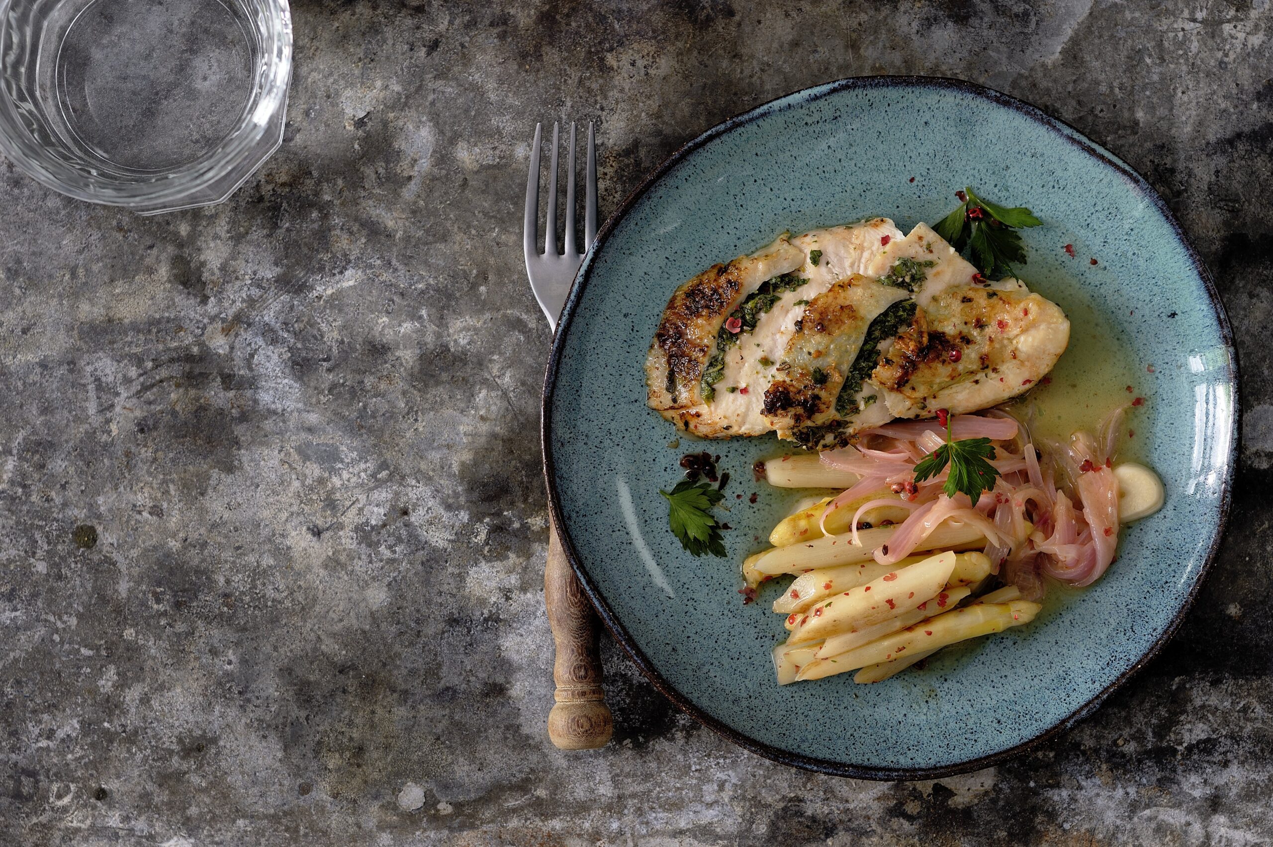 Kuřecí supreme s bylinkovým máslem a grilovaným chřestem – recept od šéfkuchaře Ondřeje Slaniny na grilu Tefal Optigrill Elite