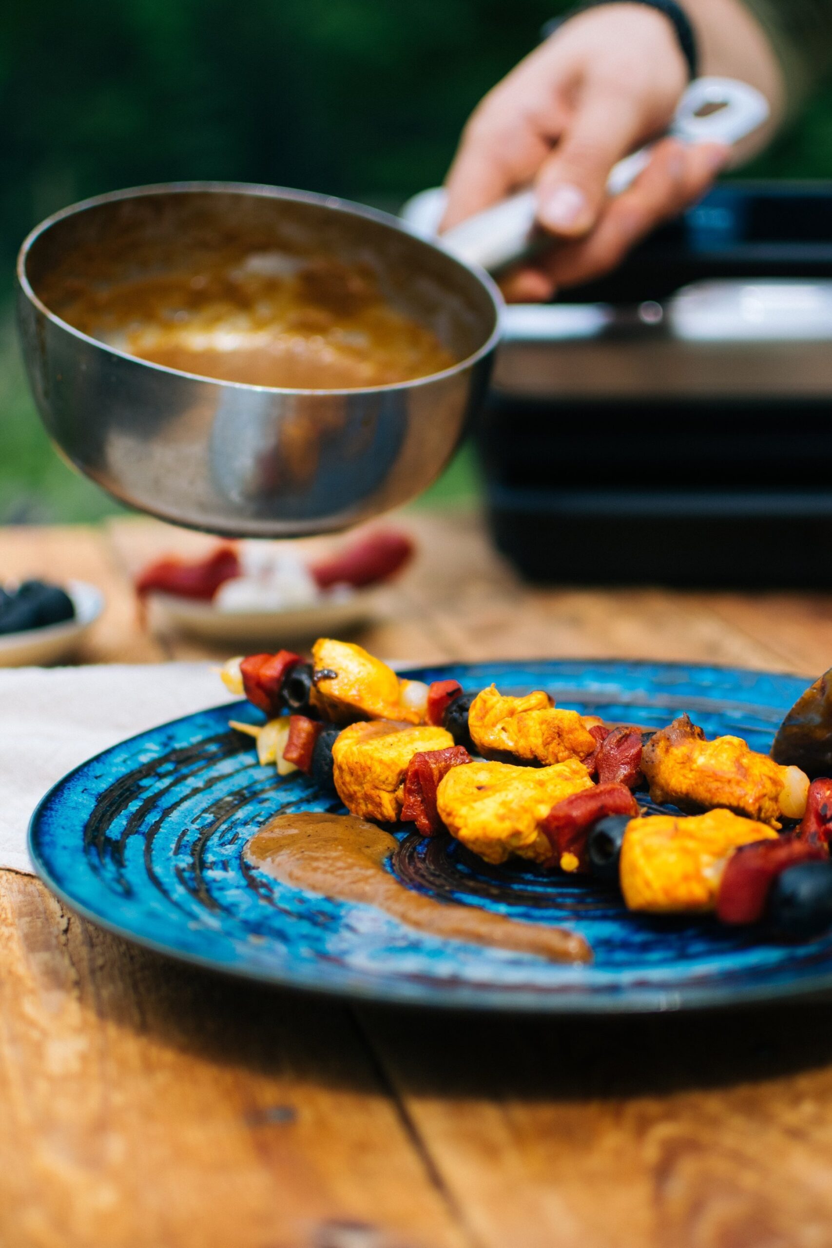 Kuřecí špíz s nakládanou zeleninou a omáčkou z grilované cibule – recept od šéfkuchaře Ondřeje Slaniny na grilu Tefal Optigrill Elite