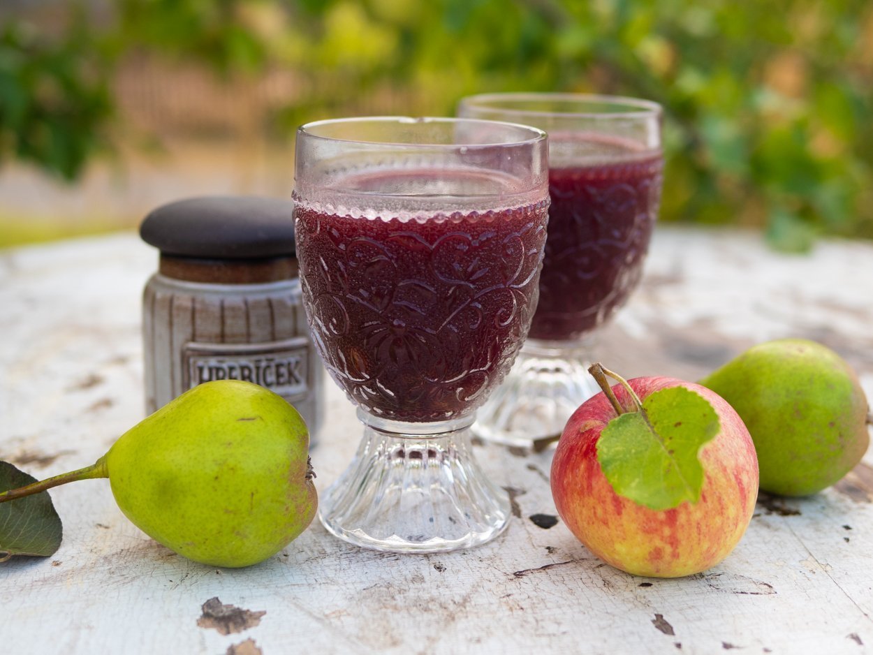 Svařák s jablkem a hruškou s rozinkami v rumu – recept od šéfkuchaře Ondřeje Slaniny v mixéru Tefal Ultrablend Cook
