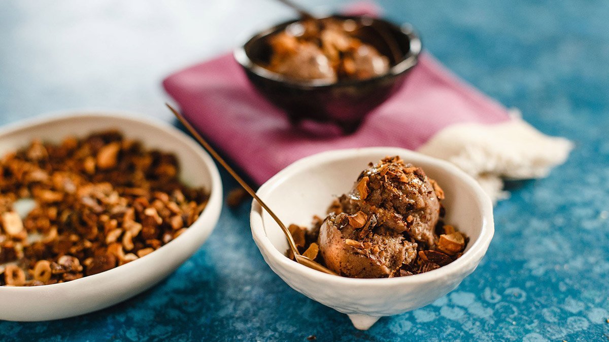 Áfonya-banán fagylalt karamellizált mogyoróval