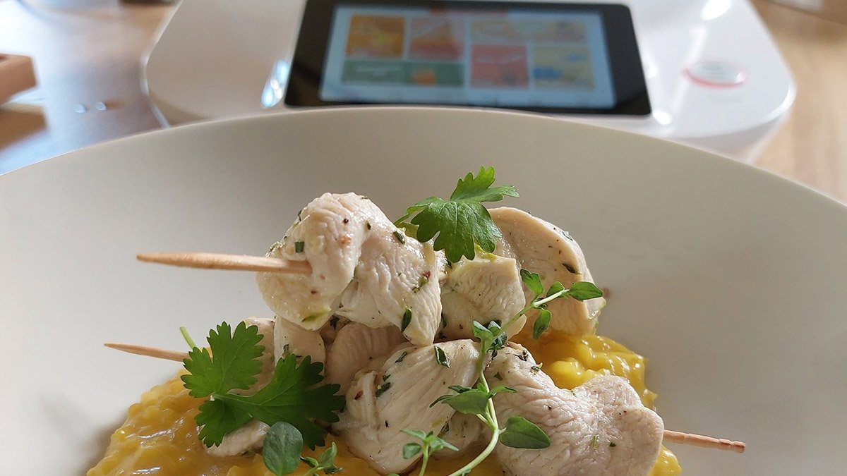 Šafránové rizoto, kuřecí špízy s citrónem a bylinkami – recept pro Click & Cook