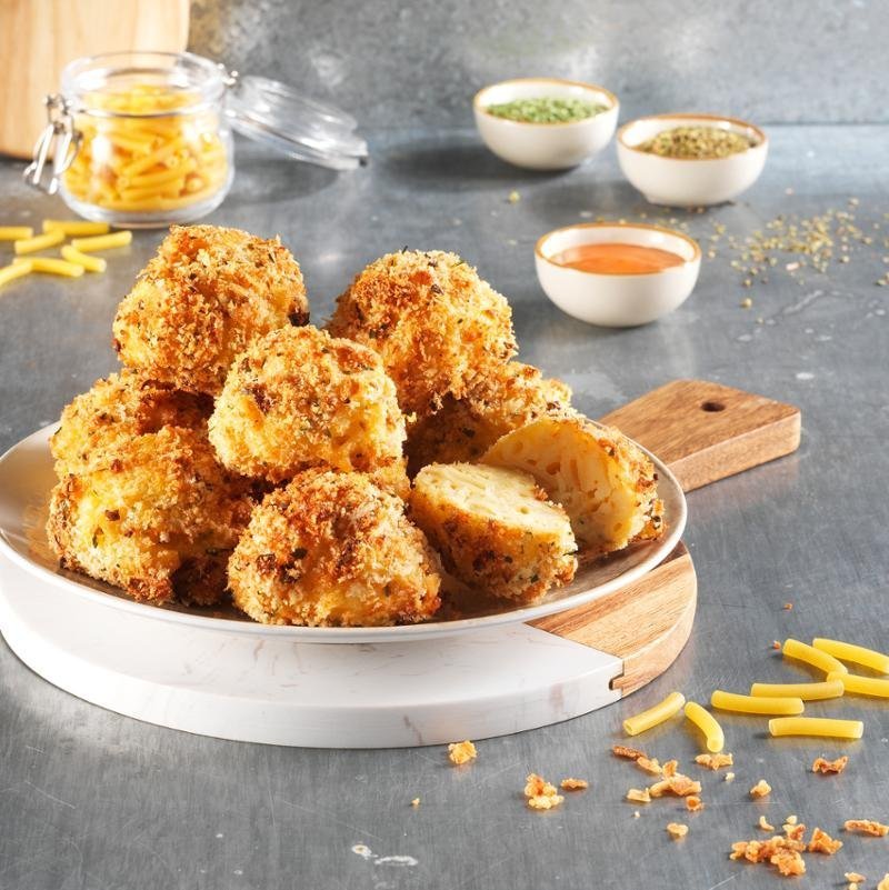 Mac and cheese kuličky s pikantní omáčkou – podzimní a halloweenský recept pro horkovzdušnou fritézu Easy Fry