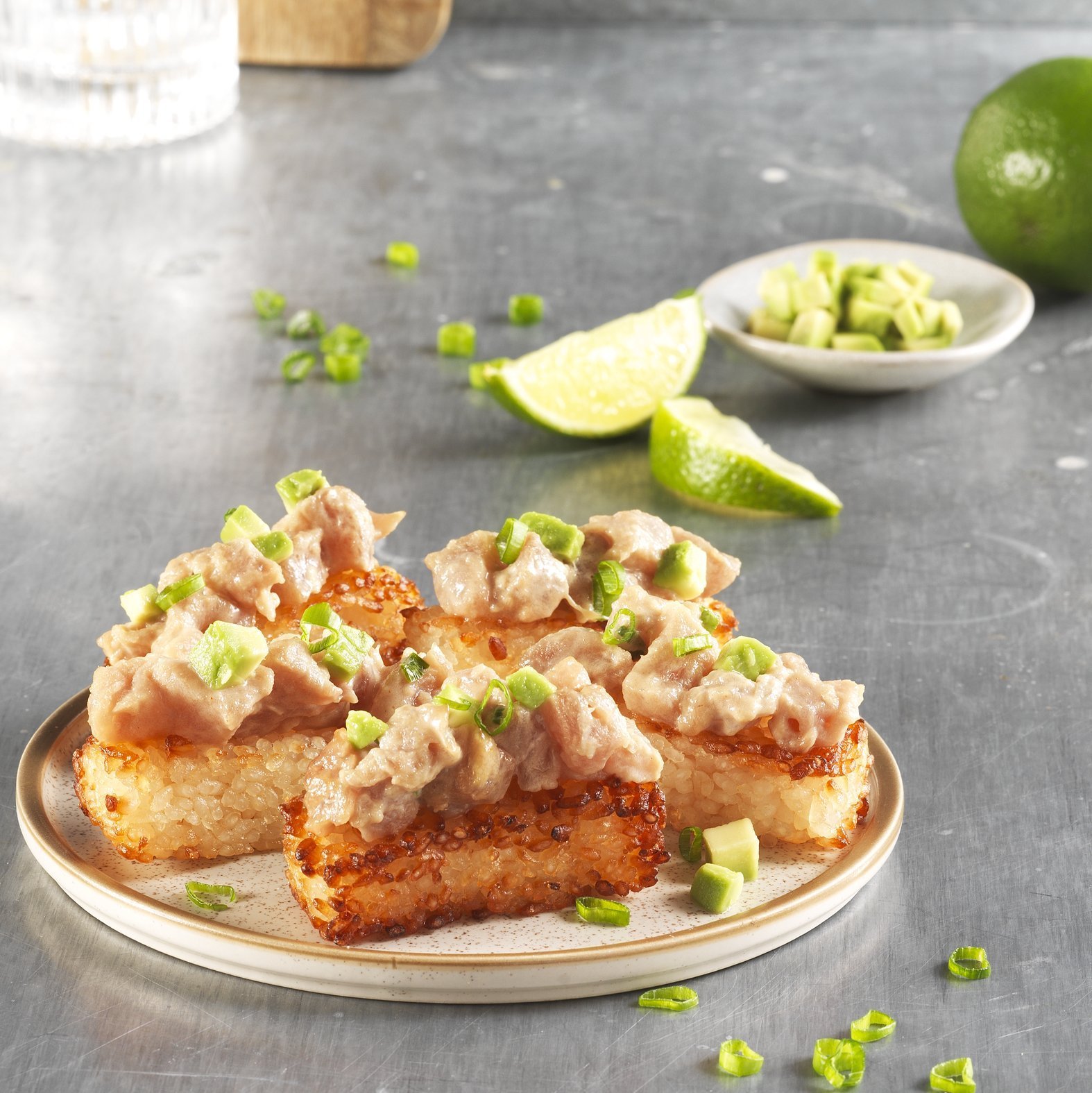 Pikantní tuňákové kousky s křupavou rýží.jpg