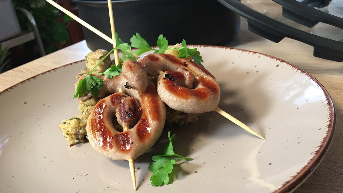 Vánoční recept 2022 – Grilovaná vinná klobása s nastavovanou kaší a houbami #TefalVanocniRecepty