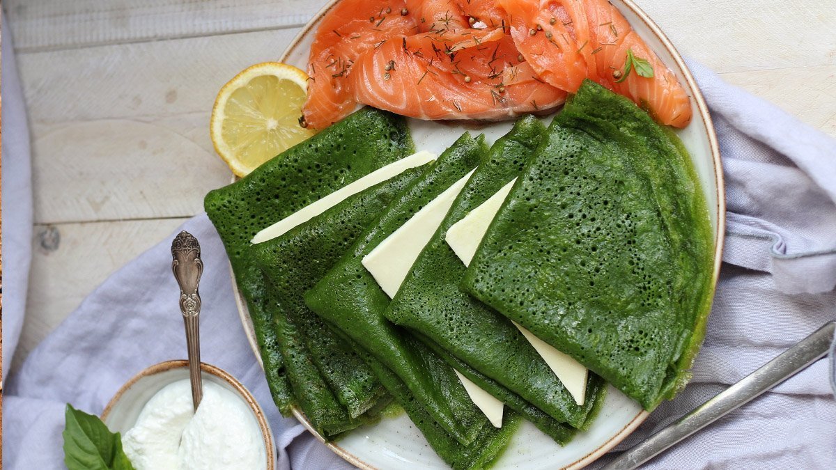 Slané špenátové palačinky se sýrem, rajčaty a uzeným lososem – palačinkový den #palacinkytefal