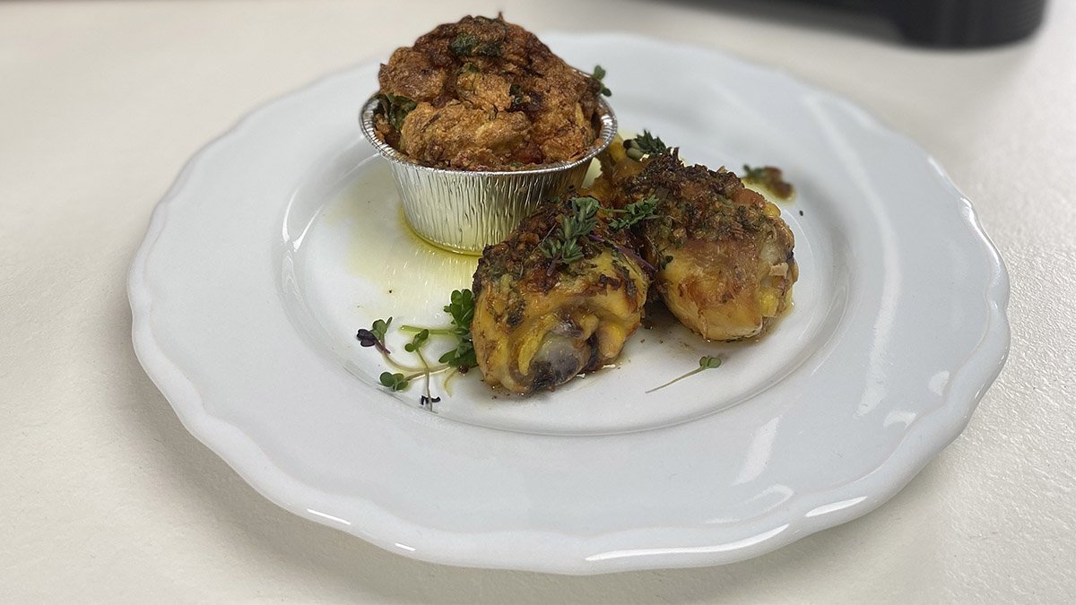 Kuřecí paličky v bylinkách se špenátovou nádivkou – recept pro horkovzdušnou fritézu od Ondřeje Slaniny