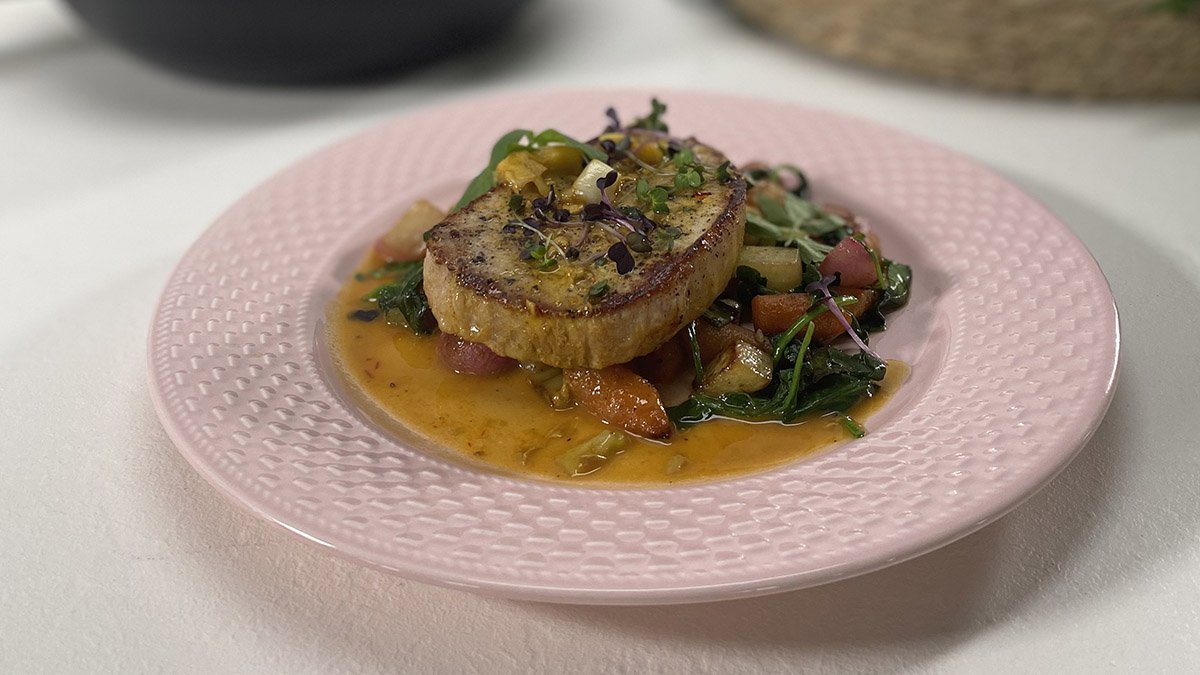 Steak z vepřové pečeně se šafránovým máslem a restovanou jarní zeleninou – recept pro pánve Unlimited od Ondřeje Slaniny