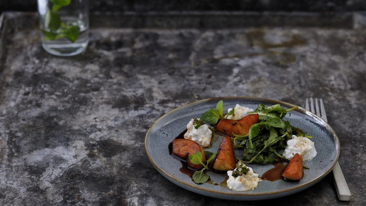 Karamellás alma túróval és rukkolával, mézes-balzsamecetes öntettel – Ondrej Slanina séf receptje a Cook4Me+ többfunkciós edényben.