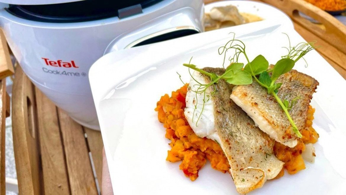 Meleg vörös lencsesaláta gyökérzöldségekkel és süllővel a Cook4me+ többfunkciós edényben.