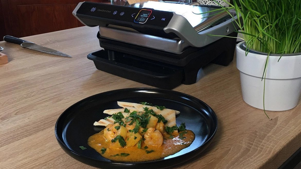 Grillezett garnélarák kókusztejben, korianderrel, vajas pirítóson és grillezett ananásszal