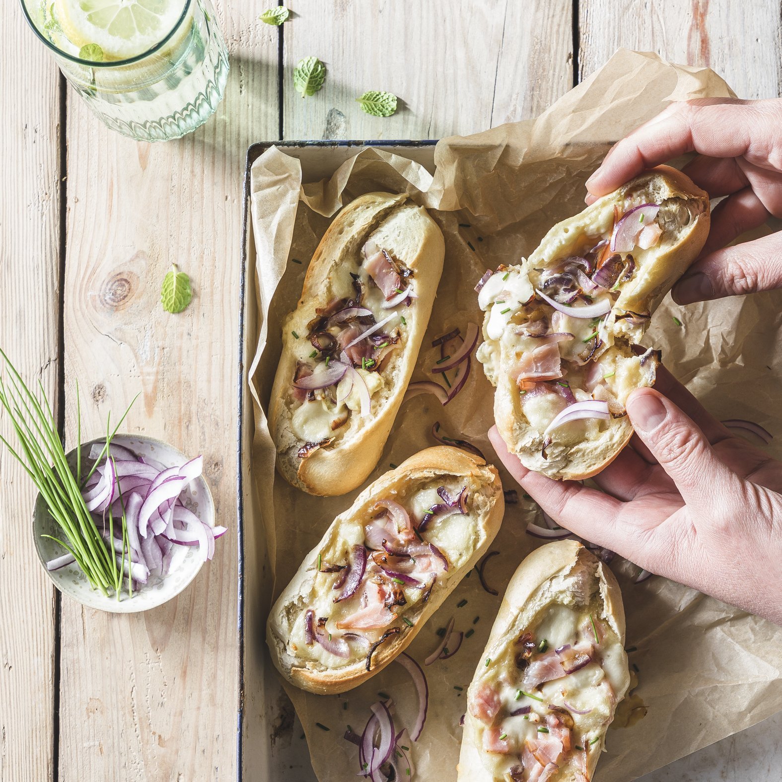Plněný chleba s karamelizovanou cibulí, slaninou a čedarem