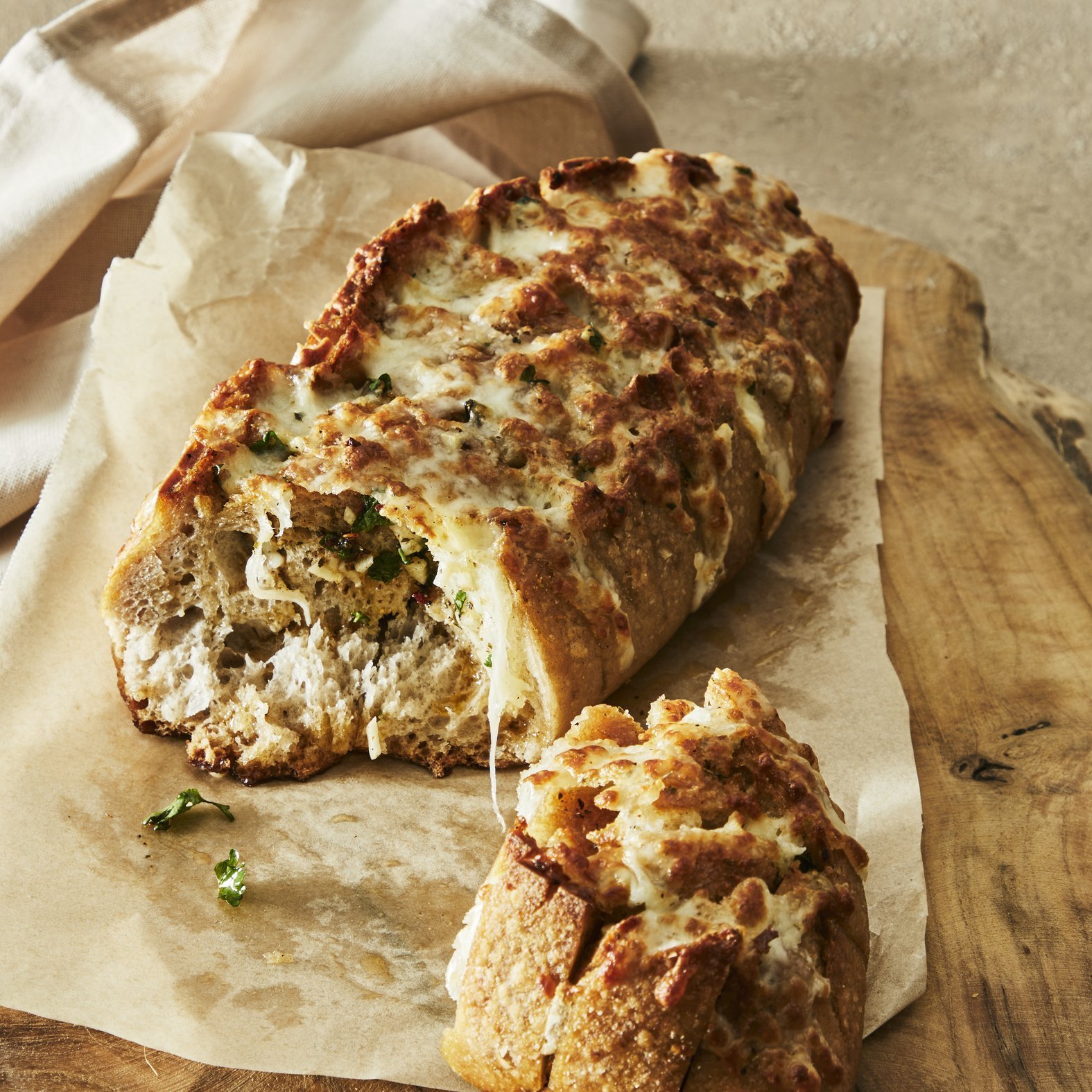 Rychlý sýrovo-česnekový chléb