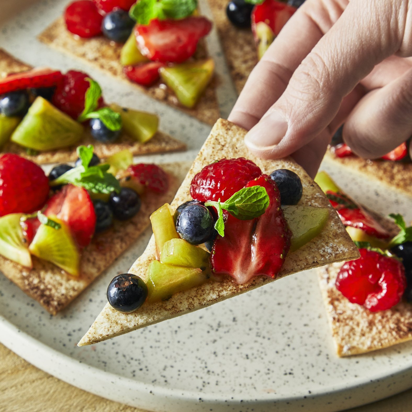 Gyümölcssalsa fahéjas tortillakenyérrel