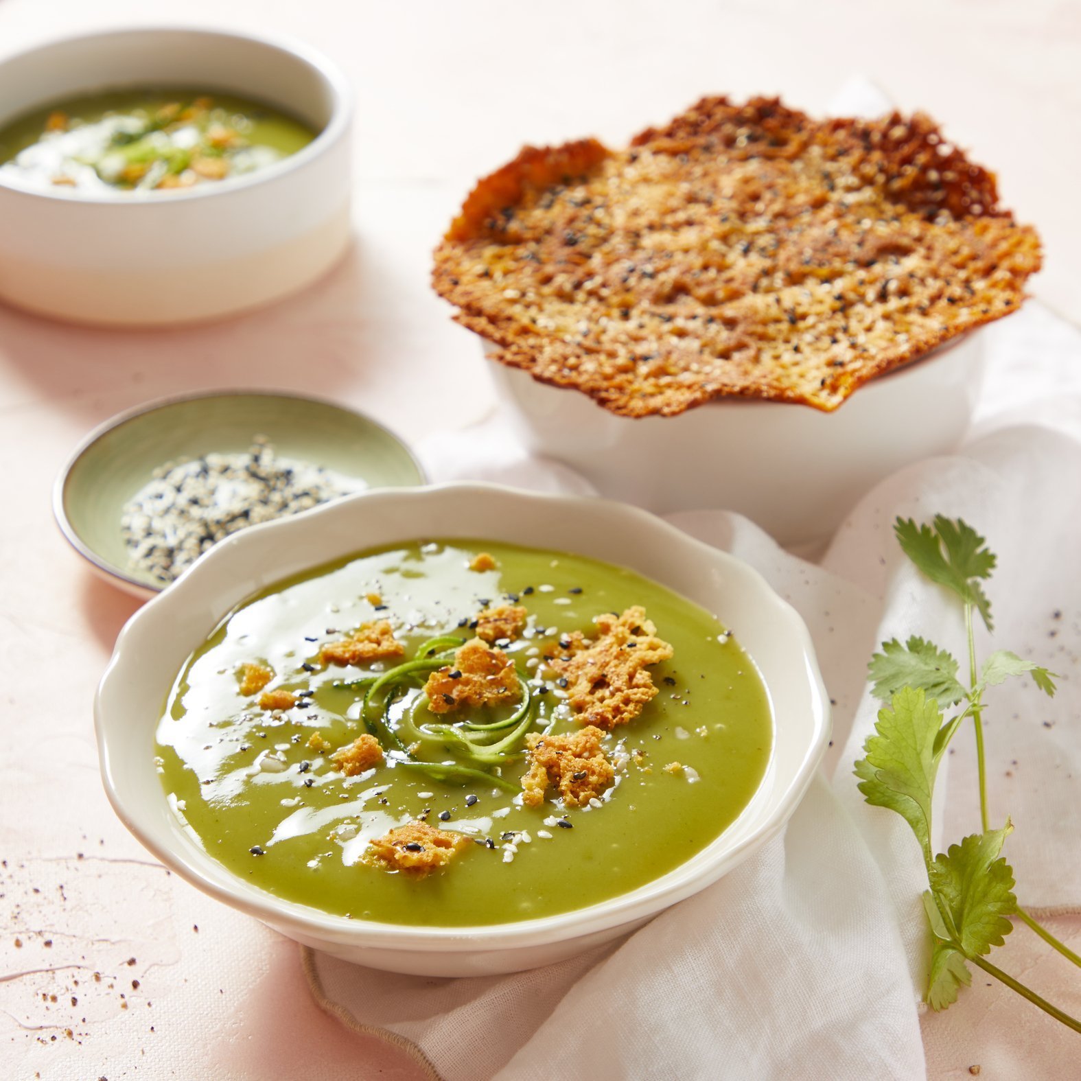 Cukkinis krémleves sajtos chipsekkel