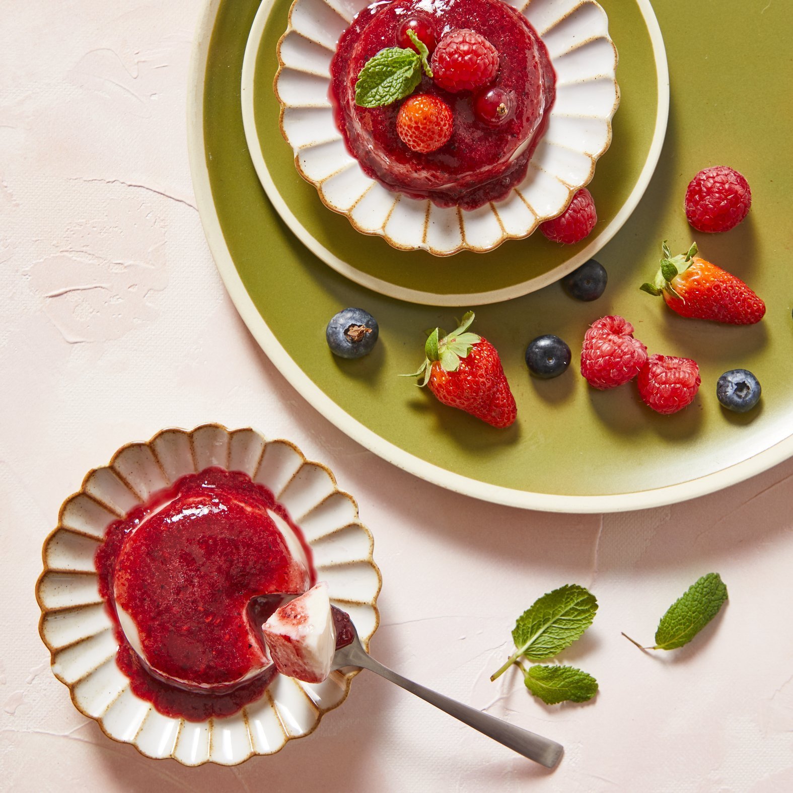 Veganská panna cotta s coulis z bobulovin