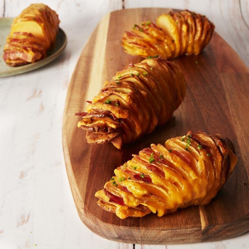 Brambory Hasselback plněné slaninou a čedarem