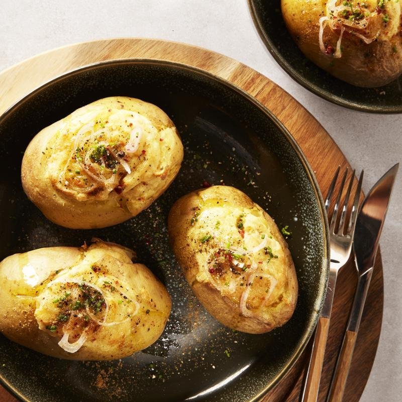 Töltött sült burgonya héjában sült mogyoróhagymával és köménymaggal