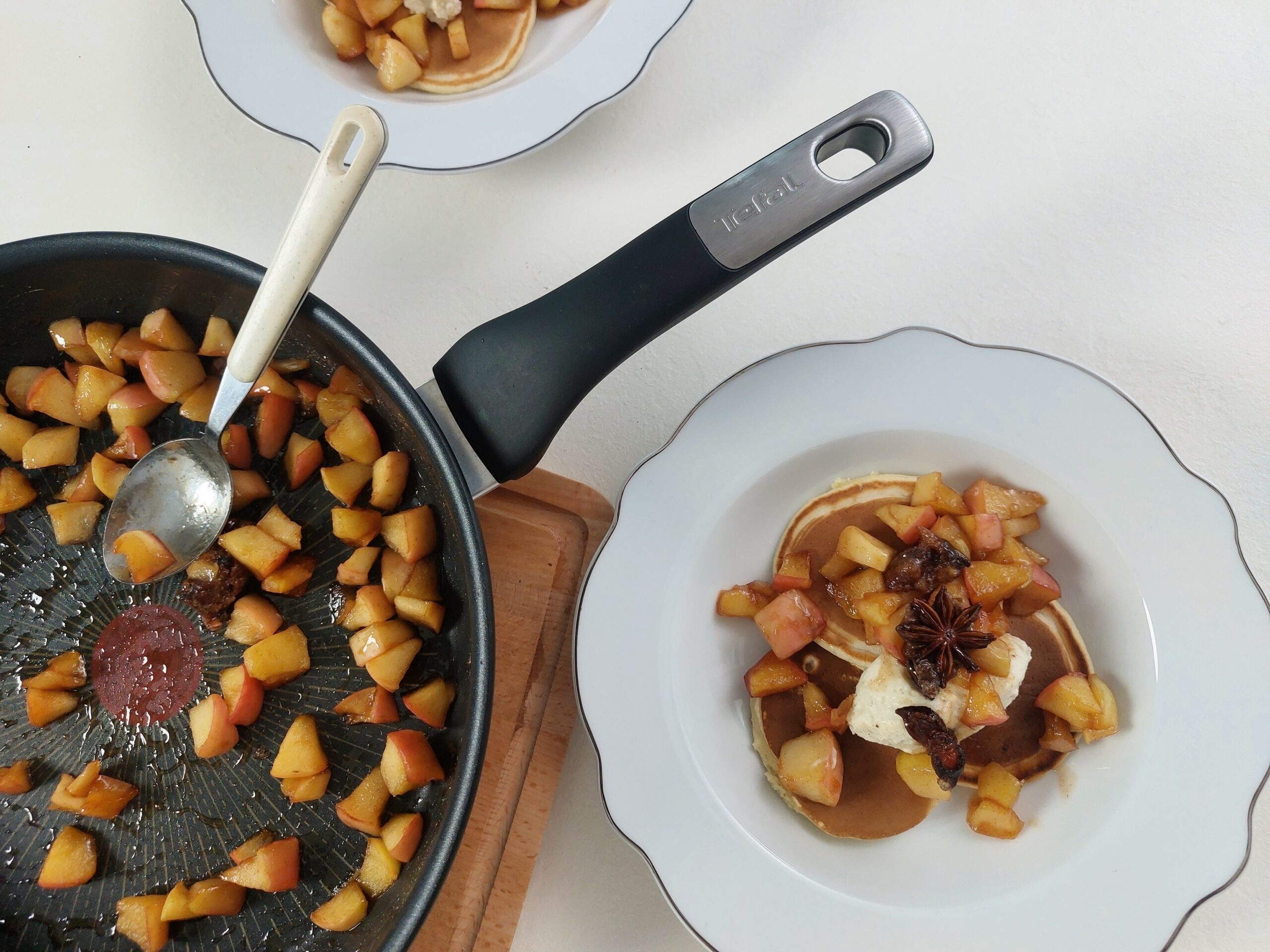 Vánoční lívance s tvarohem a karamelovými jablky od šéfkuchaře Ondry Slaniny #TefalZimniRecepty