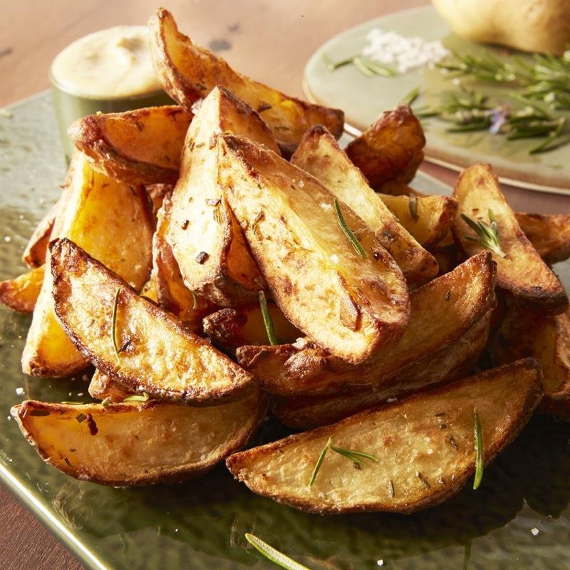 Křupavé malé brambory s omáčkou z pečeného česneku