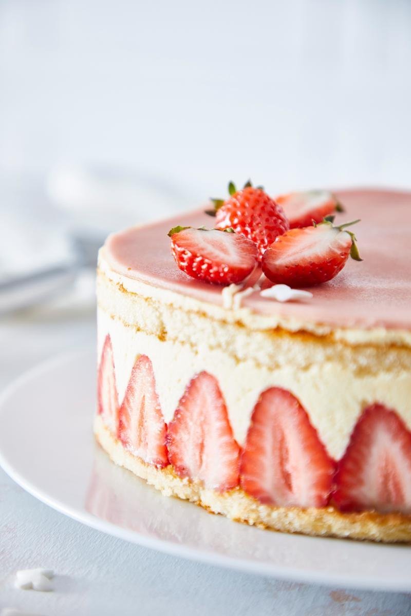 robot_strawberry cake.jpg