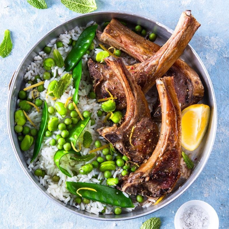 Jehněčí kotletky s citronem, rýží a zeleninou