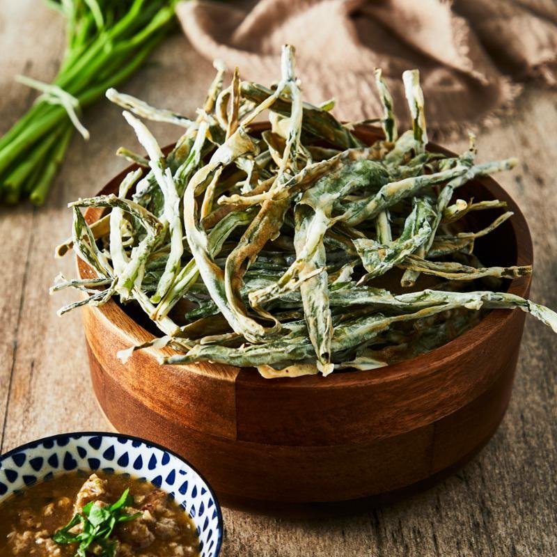 Tempura z vodního špenátu s pikantní omáčkou z vepřového masa