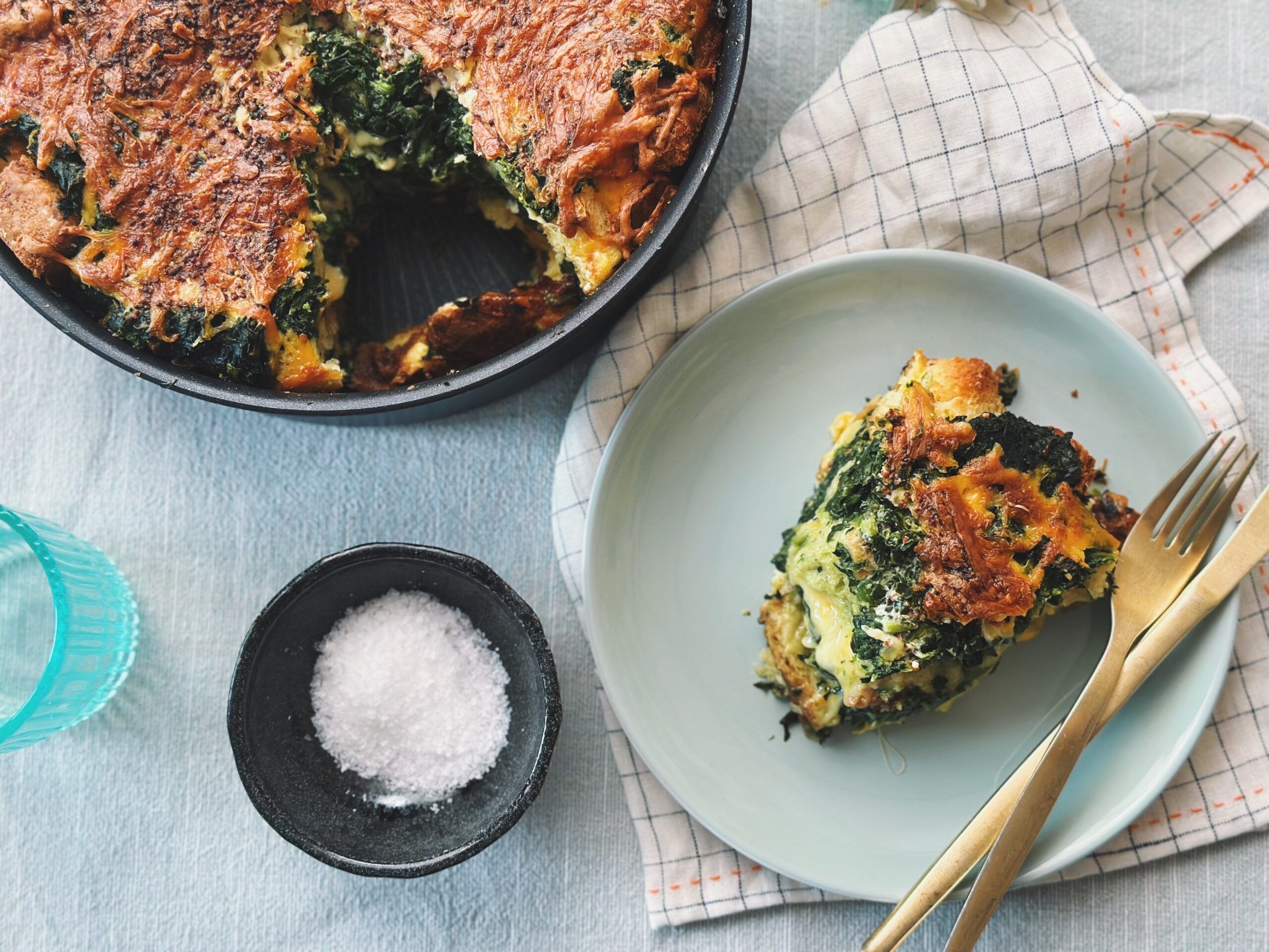 Spenótos kalácsfelfújt – Húsvéti kenyérpuding sonkával, borsóval és zöldségekkel #TefalTavasziReceptek