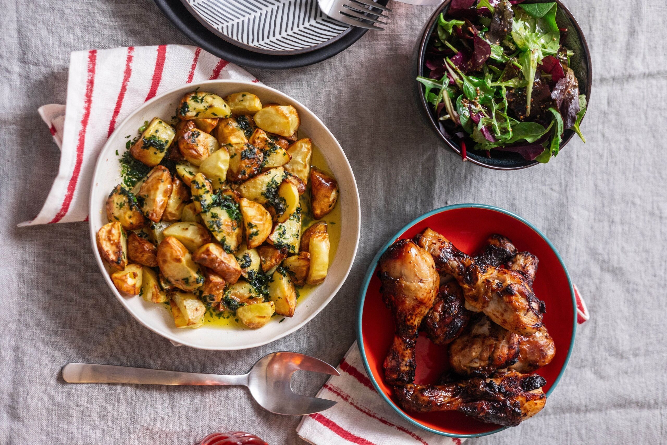 Ragacsos csirkecomb petrezselymes krumplival – Havas Dóra receptje