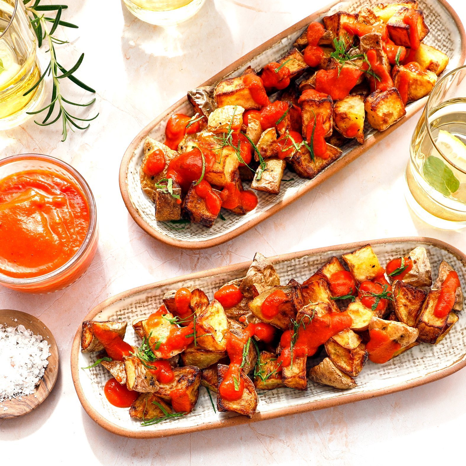 Španělské „Bravas“ pikantní brambory – Zdravá horkovzdušná fritéza 3 v 1 EASY FRY & STEAM FW201