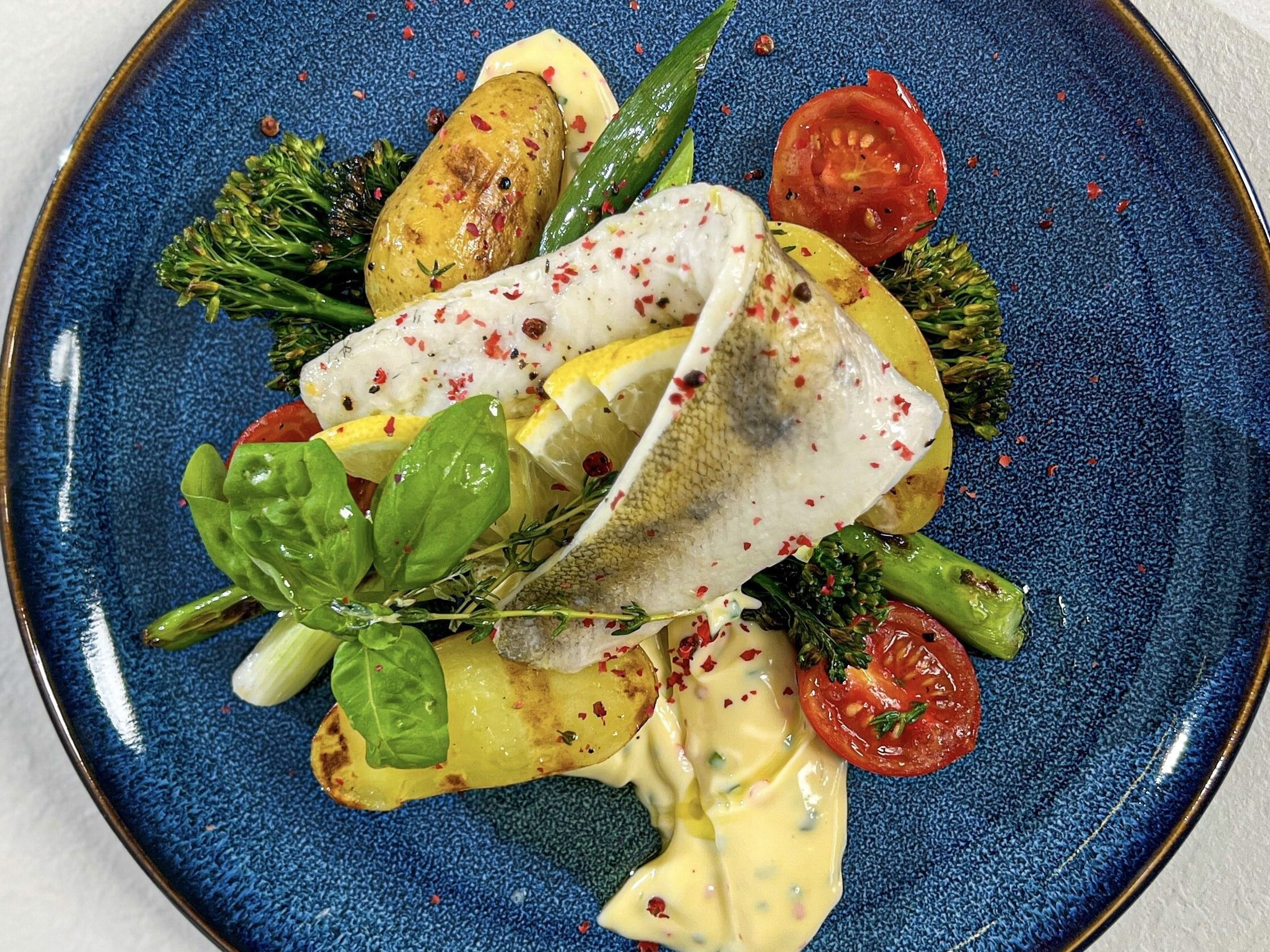 Grilovaný filet candáta s plátky citronu a tymiánem, grilované brambory grenaille, grilovaná zelenina a studená citronová omáčka s růžovým pepřem #TefalVanocniRecepty