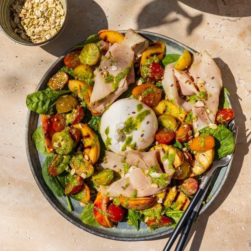 Grilovaný broskvový salát s burratou a prosciuttem  – Tefal Ingenio