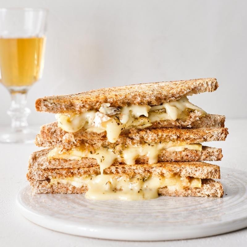 Pirítós Brie sajttal, almával és vajjal – Tefal Easy Fry & Steam forrólevegős sütő FW201